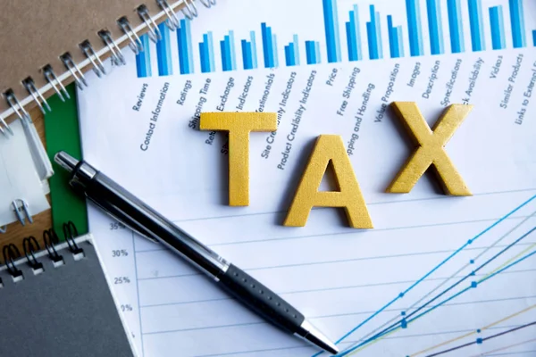 Fiscale Concept.Word belasting op samenvattend rapport met pen laptop zetten — Stockfoto