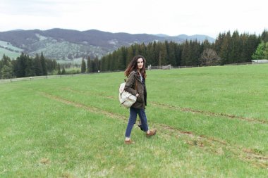 Hipster kadın sırt çantası ile