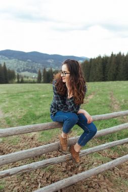 dağlarda kıvırcık saçlı kadın