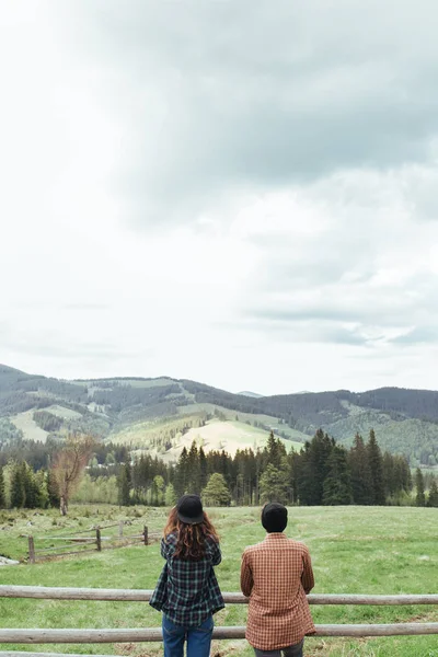 Pasangan serasi di pegunungan — Stok Foto