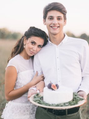 Düğün pastası ile Çift