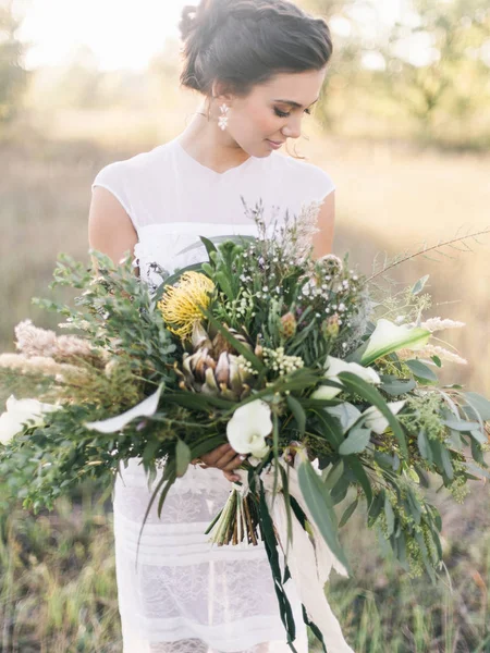 Bella sposa con fiori — Foto Stock