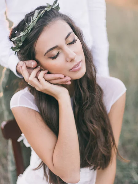 Hombre sosteniendo cara de mujer —  Fotos de Stock