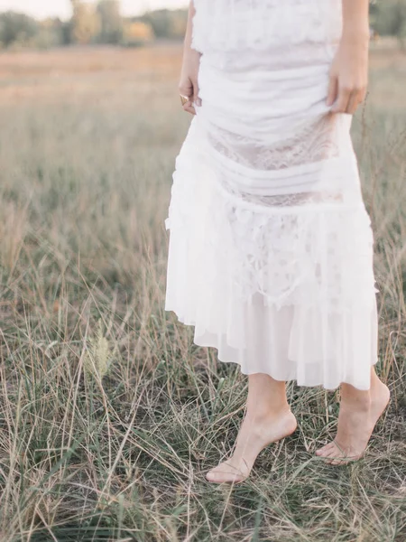 Donna in abito bianco — Foto Stock