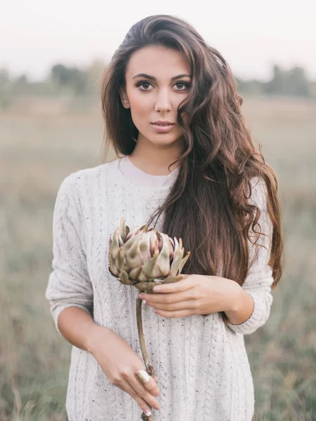Mujer sosteniendo flor seca —  Fotos de Stock