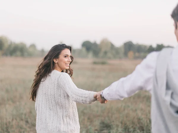 Underbara par hålla händer — Stockfoto