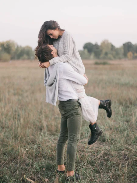 Hombre sosteniendo mujer al aire libre — Foto de Stock