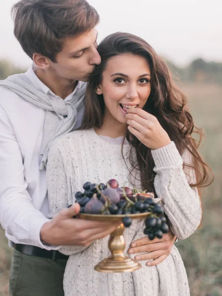 Hombre sosteniendo frutas jarrón —  Fotos de Stock