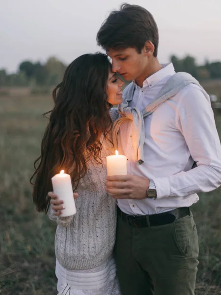 Lindo casal com velas — Fotografia de Stock