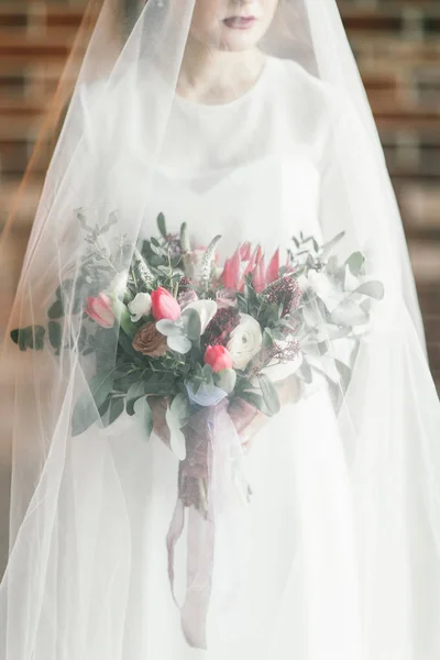 Szépség menyasszony virágokkal — Stock Fotó