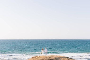 Gün batımında sahilde yürüyüş güzel sevgi dolu Çift