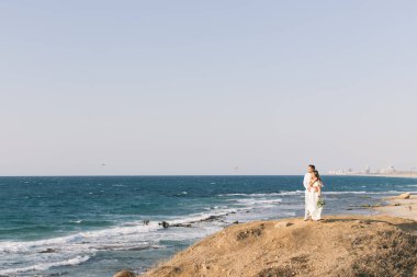 Gün batımında sahilde yürüyüş güzel sevgi dolu Çift