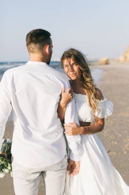 Gün batımında sahilde yürüyüş güzel sevgi dolu Çift