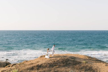 Gün batımında sahilde yürüyüş güzel sevgi dolu Çift