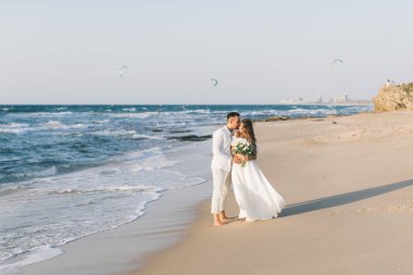 Gün batımında sahilde yürüyüş güzel sevgi dolu Çift