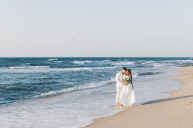 Gün batımında sahilde yürüyüş güzel sevgi dolu Çift