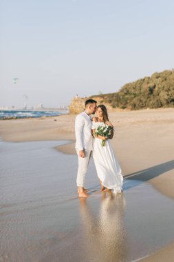 Gün batımında sahilde yürüyüş güzel sevgi dolu Çift