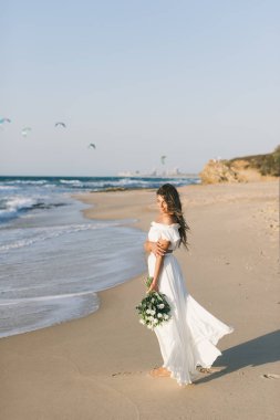 Gün batımında sahilde yürüyüş güzel sevgi dolu Çift