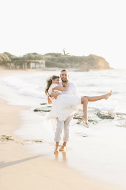 Gün batımında sahilde yürüyüş güzel sevgi dolu Çift