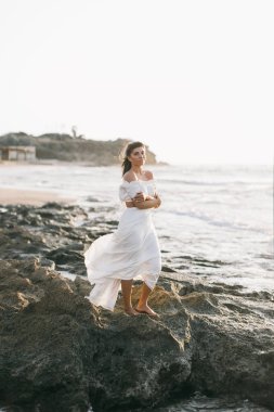 güzel kız gün batımında sahilde yürüyüş