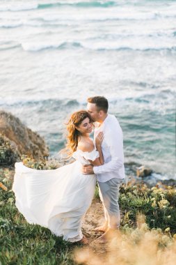 Gün batımında sahilde yürüyüş güzel sevgi dolu Çift