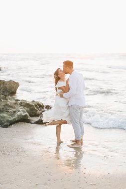 Gün batımında sahilde yürüyüş güzel sevgi dolu Çift