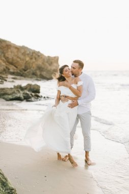 Gün batımında sahilde yürüyüş güzel sevgi dolu Çift