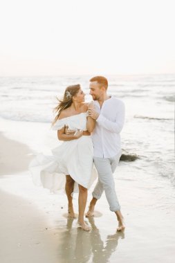 Gün batımında sahilde yürüyüş güzel sevgi dolu Çift