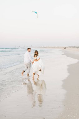 Gün batımında sahilde yürüyüş güzel sevgi dolu Çift