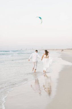 Gün batımında sahilde yürüyüş güzel sevgi dolu Çift