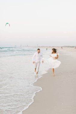 Gün batımında sahilde yürüyüş güzel sevgi dolu Çift