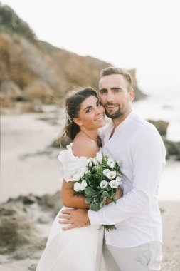 Gün batımında sahilde yürüyüş güzel sevgi dolu Çift