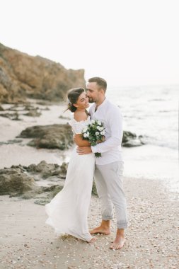 Gün batımında sahilde yürüyüş güzel sevgi dolu Çift