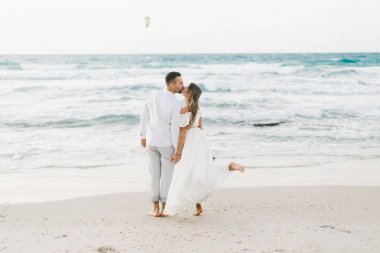 Gün batımında sahilde yürüyüş güzel sevgi dolu Çift