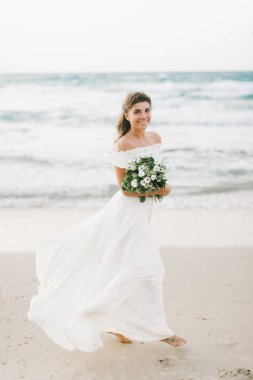 gün batımında sahilde yürüyüş güzel gelin