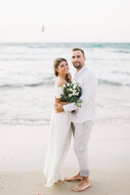 Gün batımında sahilde yürüyüş güzel sevgi dolu Çift