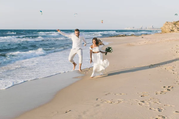 Gün batımında sahilde yürüyüş güzel sevgi dolu Çift