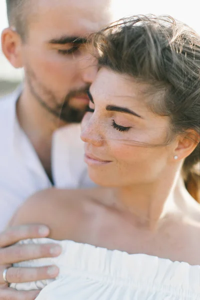 Gün batımında sahilde yürüyüş güzel sevgi dolu Çift