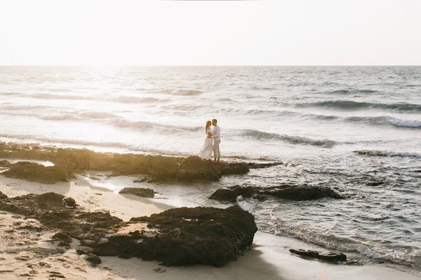 Όμορφη Αγάπη Ζευγάρι Περπάτημα Κατά Μήκος Της Παραλίας Στο Ηλιοβασίλεμα — Φωτογραφία Αρχείου