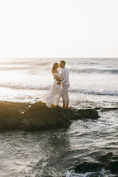Gün batımında sahilde yürüyüş güzel sevgi dolu Çift