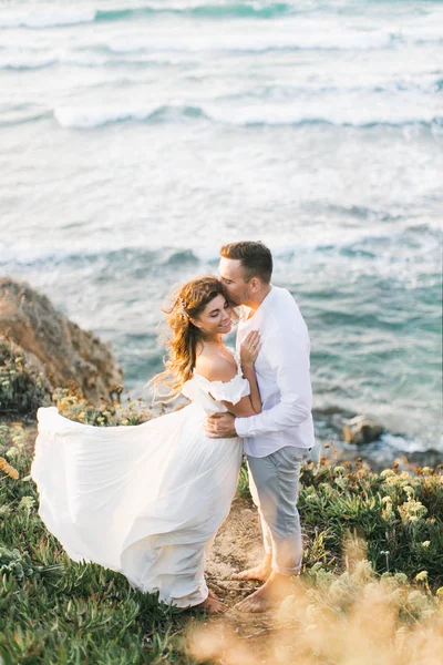 Gün batımında sahilde yürüyüş güzel sevgi dolu Çift