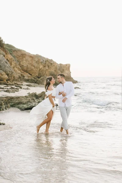 Gün batımında sahilde yürüyüş güzel sevgi dolu Çift