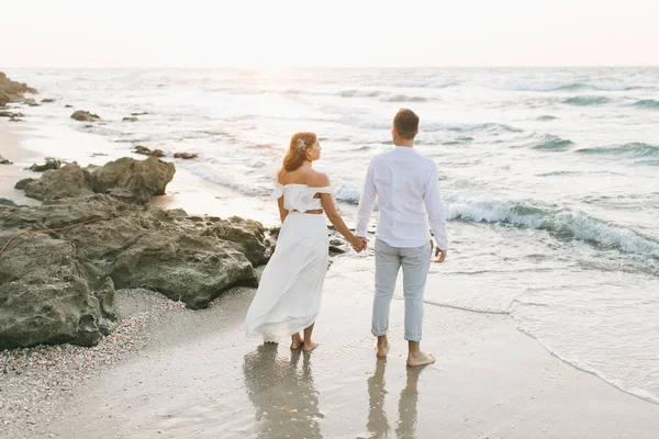 Pasangan Kekasih Yang Cantik Berjalan Sepanjang Pantai Saat Matahari Terbenam — Stok Foto