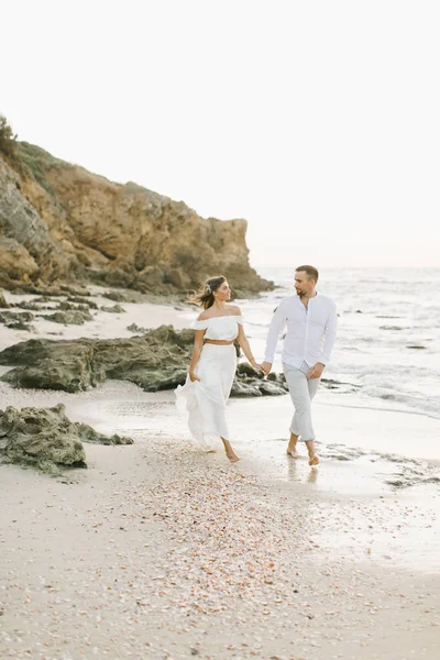 Pasangan Kekasih Yang Cantik Berjalan Sepanjang Pantai Saat Matahari Terbenam — Stok Foto