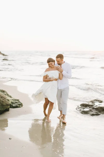 Pasangan Kekasih Yang Cantik Berjalan Sepanjang Pantai Saat Matahari Terbenam — Stok Foto