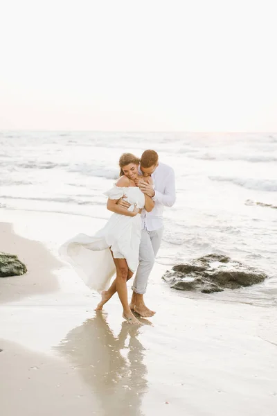 Любящая Пара Прогуливается Пляжу Закате — стоковое фото