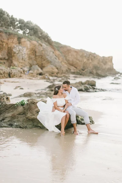 Pasangan Kekasih Yang Cantik Berjalan Sepanjang Pantai Saat Matahari Terbenam — Stok Foto