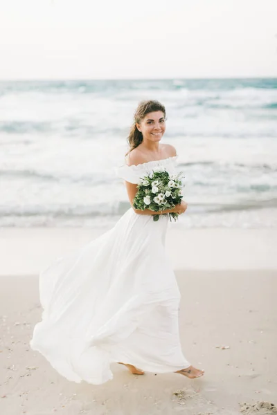 Mooie Bruid Wandelen Langs Het Strand Bij Zonsondergang — Stockfoto