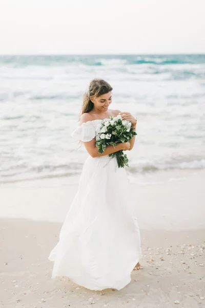 Menina Bonita Andando Longo Praia Pôr Sol — Fotografia de Stock