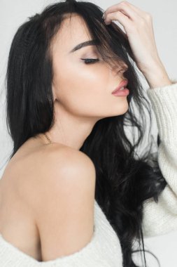 Beyaz bir kazak kız güzel bir portresi